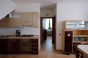 kuchnia ze zlewem i kuchenką górny piekarnik w obiekcie Agriturismo Vigna Sul Lago w mieście Montefiascone +22 zdjęcia