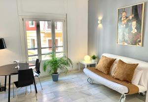馬德里的住宿－太陽門公寓式酒店- 馬約爾廣場，客厅配有沙发和桌子