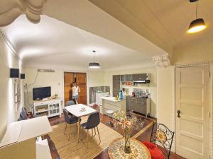 cocina y sala de estar con mesa y sillas en Hostal Boutique Casa La Barca, en Santiago