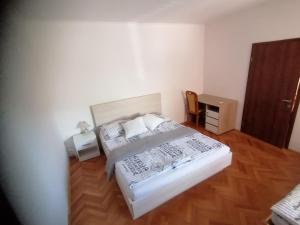 una camera con letto e pavimento in legno di Apartma ob Savi a Čatež ob Savi