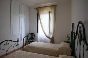 sypialnia z dwoma łóżkami i oknem w obiekcie Agriturismo Vigna Sul Lago w mieście Montefiascone