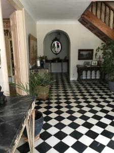 una camera con pavimento a scacchi in bianco e nero di Residence le Petit Paradis a Labastide-Rouairoux