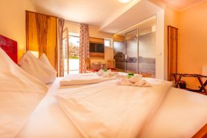 Кровать или кровати в номере Panorama Hotel Traunstein