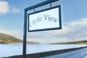 un segno che legge la vista vuota vicino a un corpo d'acqua di Clyde View B&B a Dunoon