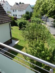 - une vue depuis le balcon d'une maison dans l'établissement Townhouse Kassel City Modern/Ruhig/Kostenlose Parkmöglichkeiten, à Cassel