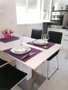 Kuchyň nebo kuchyňský kout v ubytování Roberto Apartment