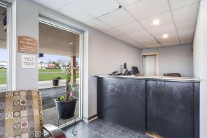 an office with a black counter and a window at Rodeway Inn Lincoln West - University Area in Lincoln