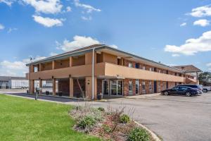 un bâtiment avec une voiture garée sur un parking dans l'établissement Rodeway Inn University District, à Lincoln