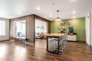 una cucina e una sala da pranzo con tavolo e sedie di WoodSpring Suites Indianapolis Zionsville a Whitestown