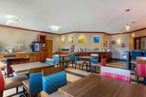 a restaurant with tables and chairs and a bar at Comfort Suites Stevensville – St. Joseph in Stevensville