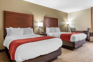 una habitación de hotel con 2 camas y una silla en Comfort Inn & Suites Cincinnati Eastgate, en Eastgate