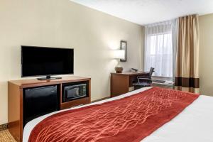 En eller flere senger på et rom på Comfort Inn & Suites Cincinnati Eastgate