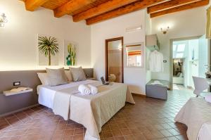 sypialnia z łóżkiem z dwoma ręcznikami w obiekcie Nonna Germina w mieście Roccalumera
