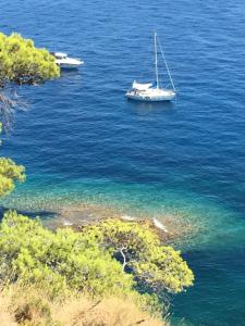 dos barcos flotando en un gran cuerpo de agua en Studio Pirate vue mer - Soleil Levant La Ciotat, en La Ciotat