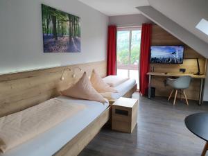 TV a/nebo společenská místnost v ubytování Hotel Bigger Hof - Wirtshaus Platzhirsch am Jahnplatz
