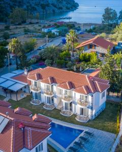 una vista aérea de una casa con piscina en Green Boutique Selimiye en Selimiye