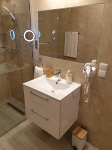 Ванна кімната в Apartament u Brydzi Apartt99