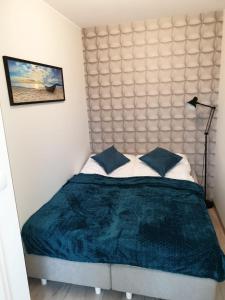 En eller flere senge i et værelse på Apartament u Brydzi Apartt99