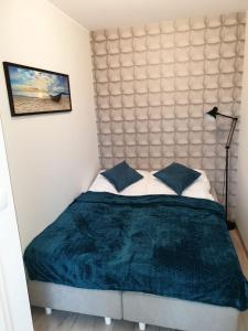 Posteľ alebo postele v izbe v ubytovaní Apartament u Brydzi Apartt99