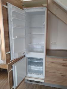 een lege koelkast met de deur open in een keuken bij Ferienwohnung Regina in Berching