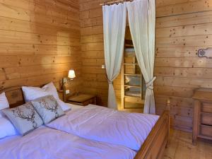 1 dormitorio con 1 cama en una cabaña de madera en Chalet Zugspitze, en Grainau