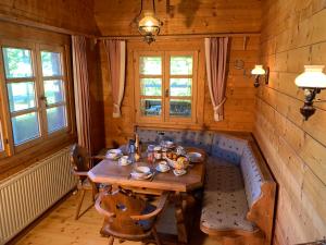 een houten eetkamer met een tafel en stoelen bij Chalet Zugspitze in Grainau