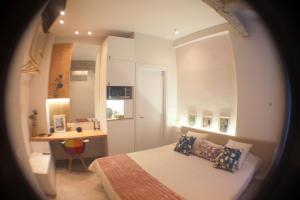 テッサロニキにあるionos suites and moreの小さなベッドルーム(ベッド1台、デスク、デスク付) +19枚の写真