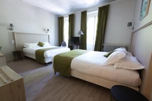 Un pat sau paturi într-o cameră la La Cour de la Paix