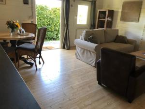 een woonkamer met een bank en een tafel bij Bed & Breakfast Zevenhuizen in Zevenhuizen