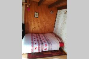 A bed or beds in a room at Gîte Le Wallis