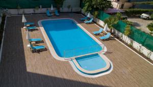 einen Blick über einen leeren Pool mit Liegestühlen und sidx in der Unterkunft TheLuna Suite Hotel in Antalya