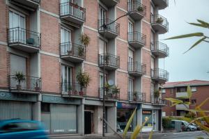un edificio de apartamentos con balcones y macetas en Civico 8 B&B - Appartamento en Parma