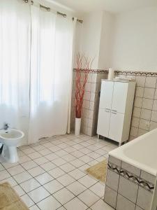 łazienka z umywalką, toaletą i wanną w obiekcie Villa Beba - Apartments w mieście Senj
