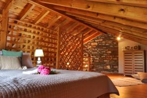 Un dormitorio con una cama con flores. en Luminous Sky Appartments, en Astris