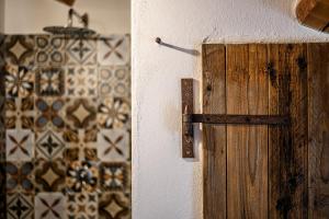 una puerta de madera y una pared con azulejos en Agriturismo Biologico Sant'Egle en Sorano
