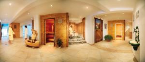 una grande stanza con un camino in pietra in un edificio di Hotel Eggerhof a Saalbach Hinterglemm