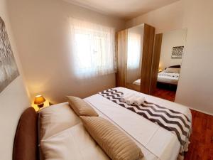 Posteľ alebo postele v izbe v ubytovaní Apartmani Mikulić