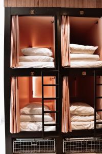 Ein Etagenbett oder Etagenbetten in einem Zimmer der Unterkunft Durty Nelly's Inn