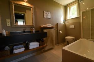 Koupelna v ubytování Hotel Ter Polders + 37 fotografií