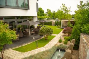 una vista exterior de un jardín frente a un edificio en BLOCK Hotel & Living en Ingolstadt