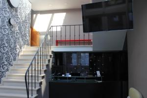 博爾納姆的住宿－Hotel De Notelaer，墙上的楼梯,配有平面电视
