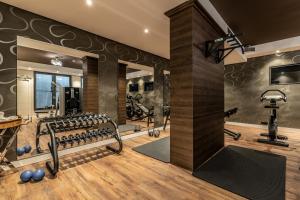 uma sala de fitness com um ginásio com equipamento de exercício em BLOCK Hotel & Living em Ingolstadt