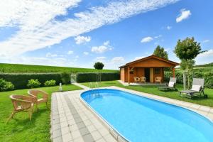 una piscina en un patio con cenador en Oberlützenbachshof, en Geisa