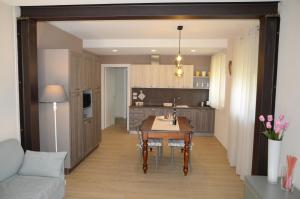 A kitchen or kitchenette at COSTA DEL GARDA - Lazise