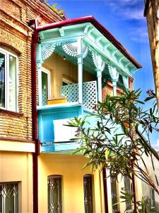 - un bâtiment avec un balcon sur le côté dans l'établissement Old Town Mtatsminda, à Tbilissi