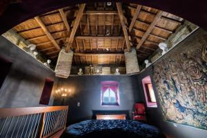 una camera da letto con un letto grande e un soffitto in legno di Torre Caetani- Night in a medieval tower a Todi