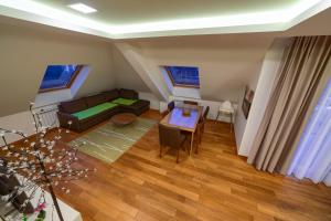 een woonkamer met een bank en een tafel bij Top Rest - Vila Borova in Zlatibor