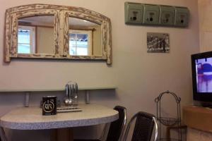 Foto dalla galleria di Joli petit loft dans échoppe pierre centre-ville a Bordeaux Altre 30 foto