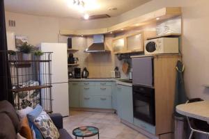 Foto dalla galleria di Joli petit loft dans échoppe pierre centre-ville a Bordeaux