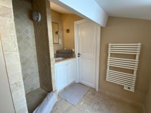 une salle de bain avec douche et lavabo dans l'établissement Appartement trois pièces Saint Tropez, à Saint-Tropez 10 autres photos